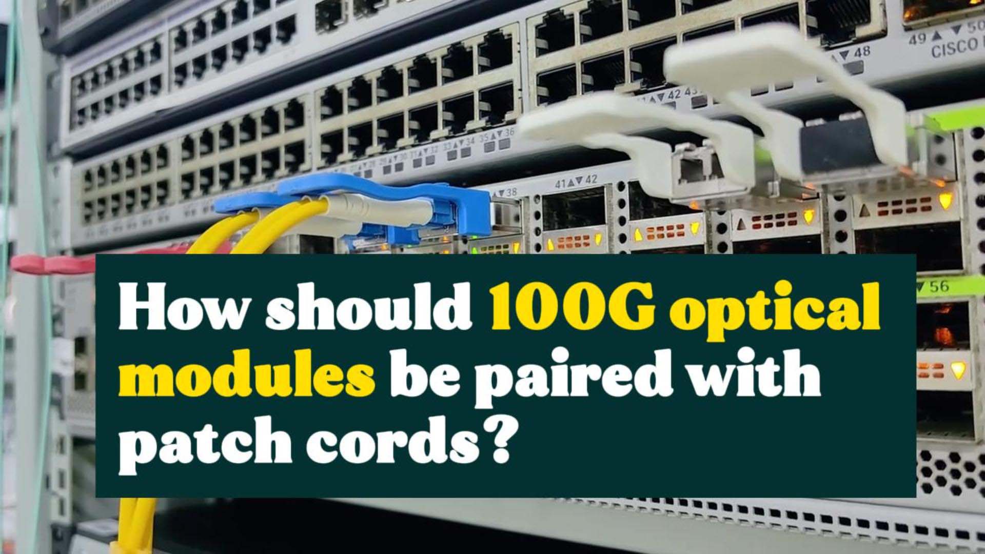 ¿Cómo deben combinarse los módulos ópticos de 100G con los cables de conexión?